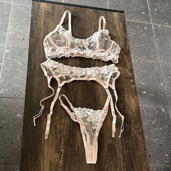 New Sexy Flower Embroidery Lace Three
Piece Lingerie Set - Picture 7 of 14